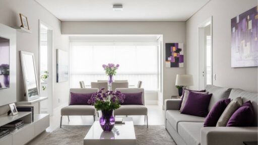 Sala de estar e jantar integradas com decoração em branco e roxo, incluindo almofadas, vasos com flores e quadros abstratos nas paredes.