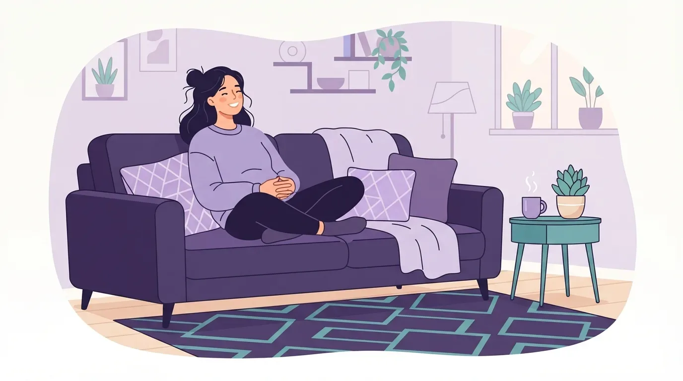 diaristas: Ilustração em estilo vetor plano de uma jovem mulher de cabelos escuros presos em um coque, expressando alívio e tranquilidade. Ela está sentada confortavelmente de pernas cruzadas no centro de um sofá roxo-escuro, vestindo um moletom lilás e calças pretas. O sofá é decorado com almofadas de estampas geométricas roxas e uma manta clara. A sala está perfeitamente limpa e organizada, com um tapete de padrões geométricos azuis e roxos no chão. À direita, uma mesa de centro redonda apoia uma caneca roxa fumegante e um pequeno vaso de planta. Ao fundo, prateleiras decoradas e uma janela com plantas completam o ambiente acolhedor.