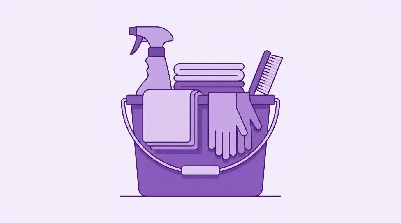 limpeza antes de mudar: Ilustração minimalista em estilo vetor plano de um kit de limpeza essencial, desenhado em linhas roxas e preenchimentos em tons de lavanda sobre um fundo branco. A imagem centraliza um balde roxo com alça, preenchido com ferramentas de organização doméstica: um frasco de spray borrifador, uma pilha de panos de limpeza dobrados e uma escova de esfregar com cabo. Um par de luvas de borracha protetoras aparece pendurado na borda lateral do balde.